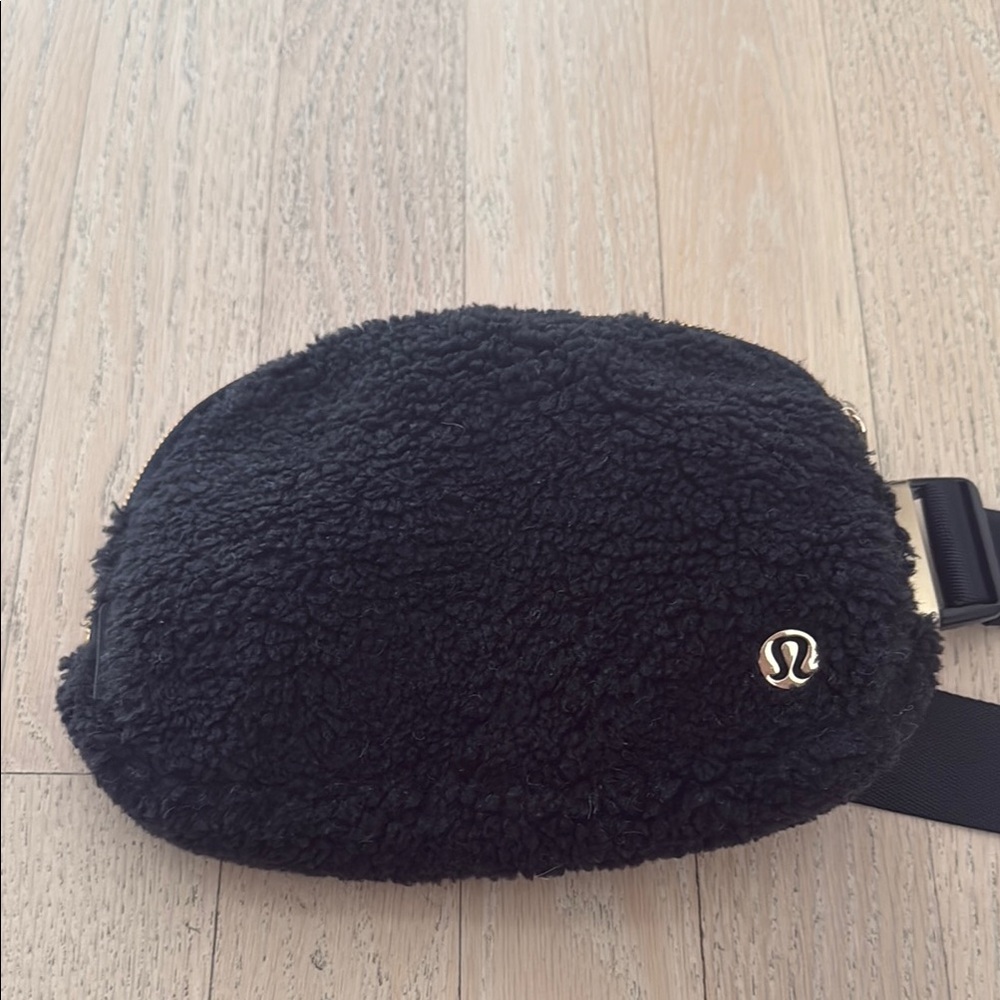 Lululemon 1L Everywhere Black Sherpa Belt Bag